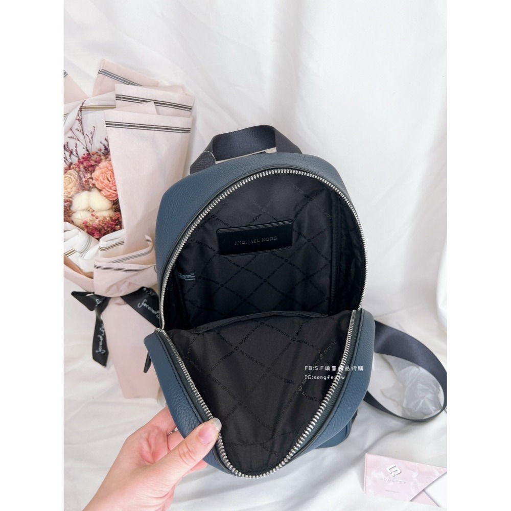 美國代購🇺🇸台灣現貨 MK 男款 直立式胸包 大款-細節圖3