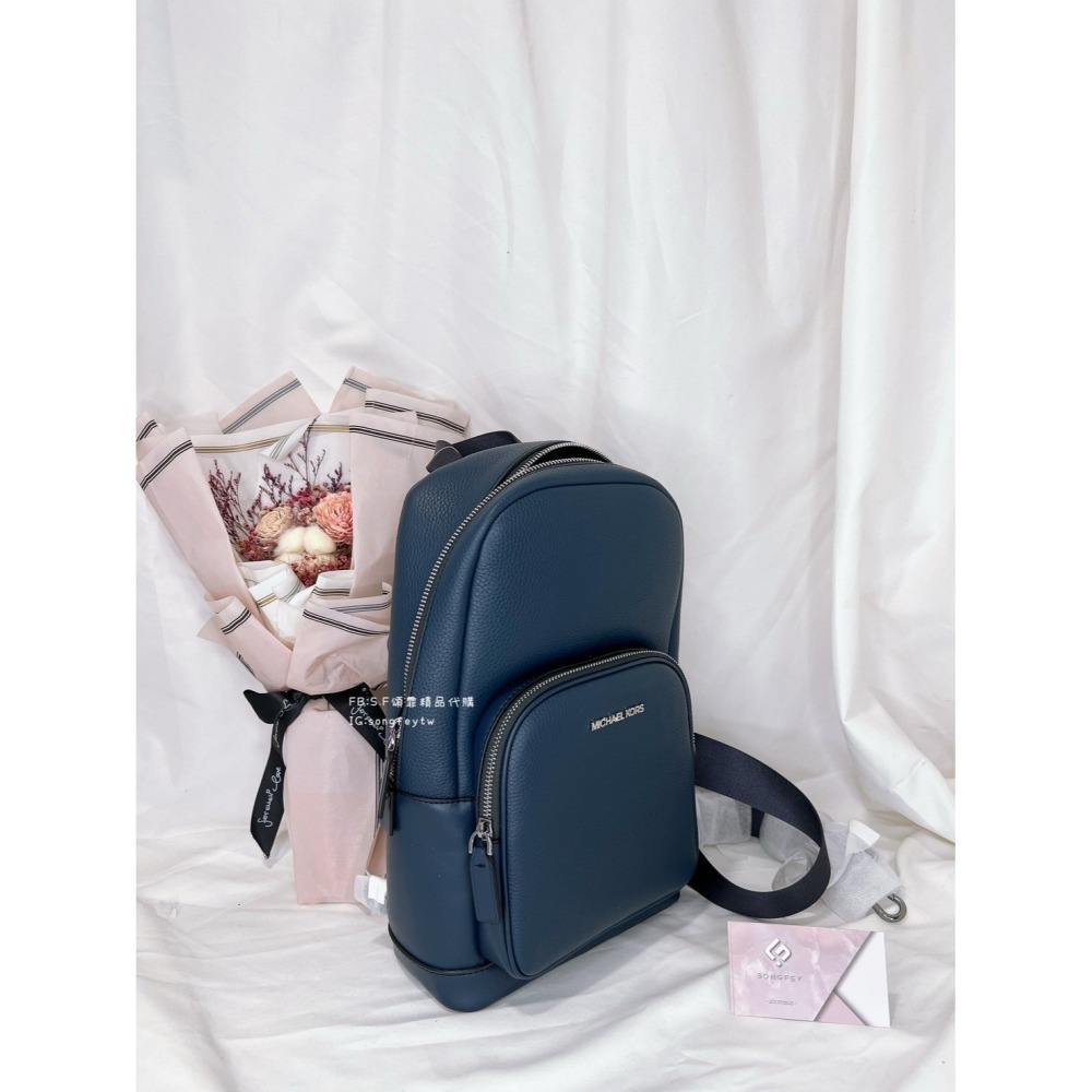 美國代購🇺🇸台灣現貨 MK 男款 直立式胸包 大款-細節圖4