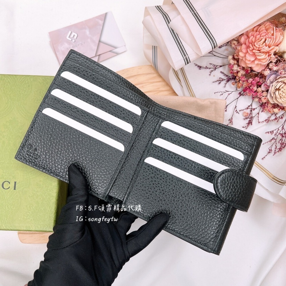 歐美代購🇺🇸台灣現貨 GUCCI 新款 金屬LOGO 信封 兩折短夾-細節圖3