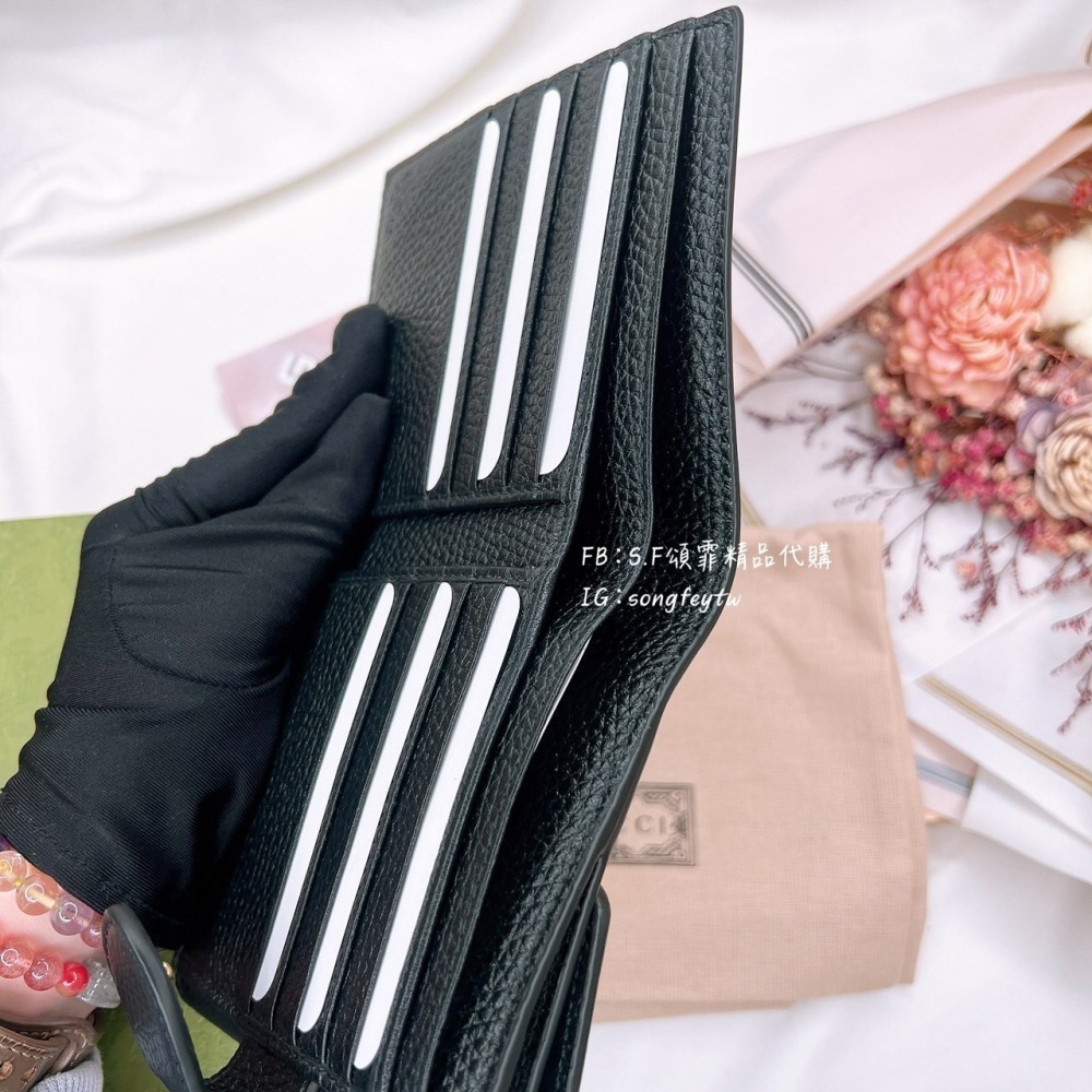 歐美代購🇺🇸台灣現貨 GUCCI 新款 金屬LOGO 信封 兩折短夾-細節圖4