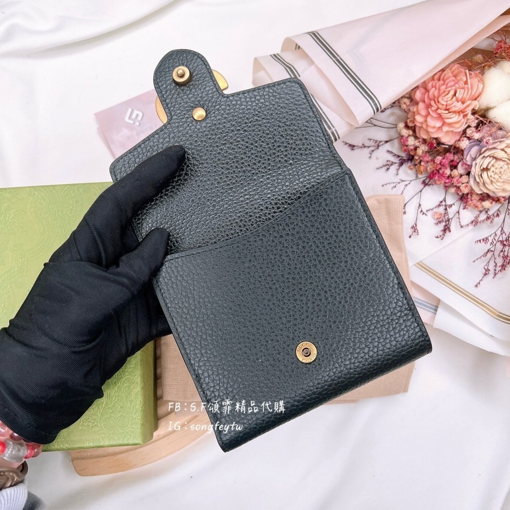 歐美代購🇺🇸台灣現貨 GUCCI 新款 金屬LOGO 信封 兩折短夾-細節圖6