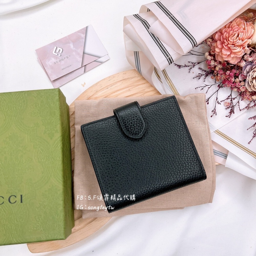 歐美代購🇺🇸台灣現貨 GUCCI 新款 金屬LOGO 信封 兩折短夾-細節圖8