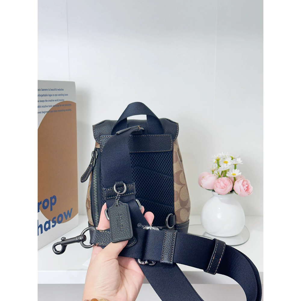 美國代購🇺🇸台灣現貨 Coach 後背造型胸包-細節圖5