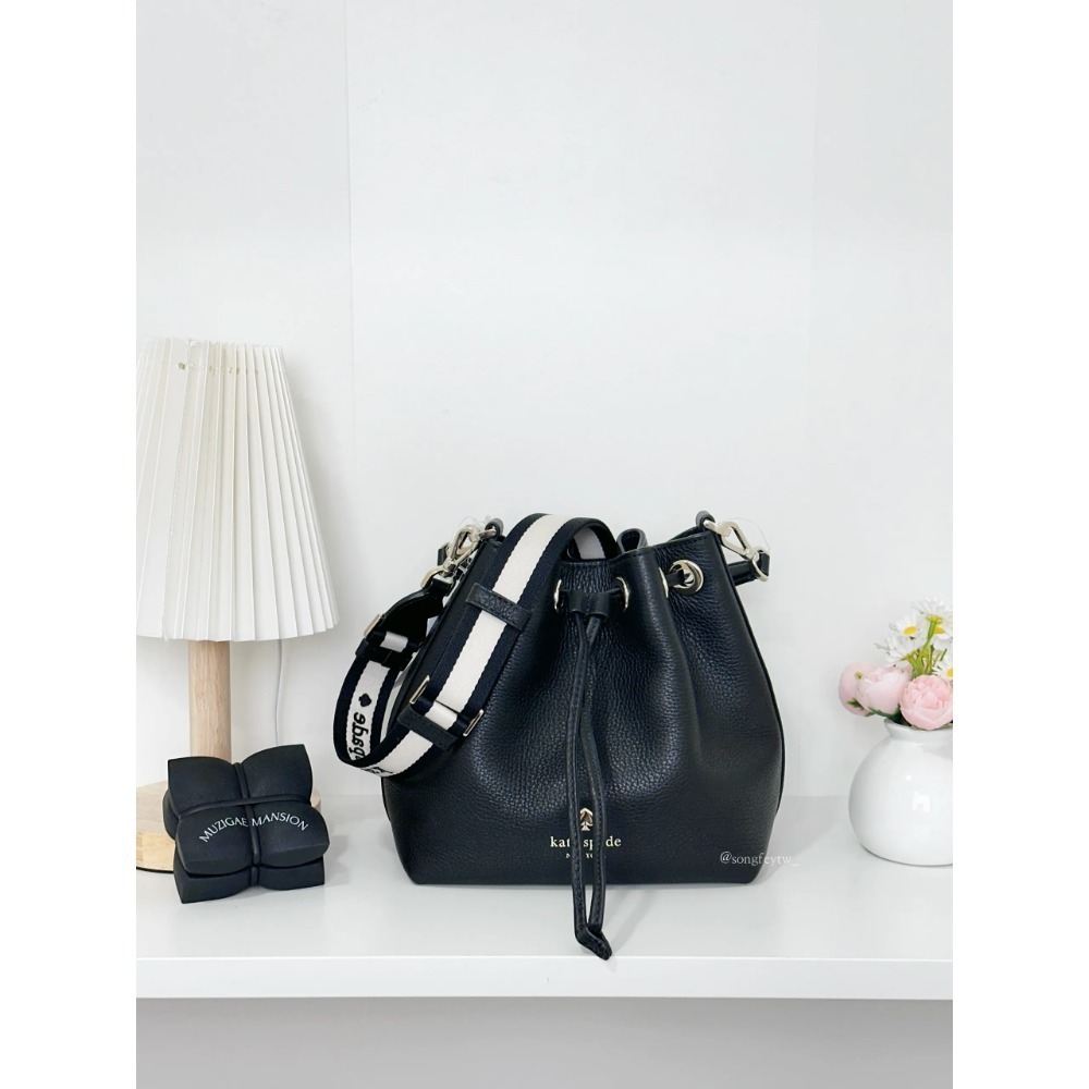 美國代購🇺🇸台灣現貨 Kate spade｜KS 寬背帶 抽繩水桶包-規格圖8