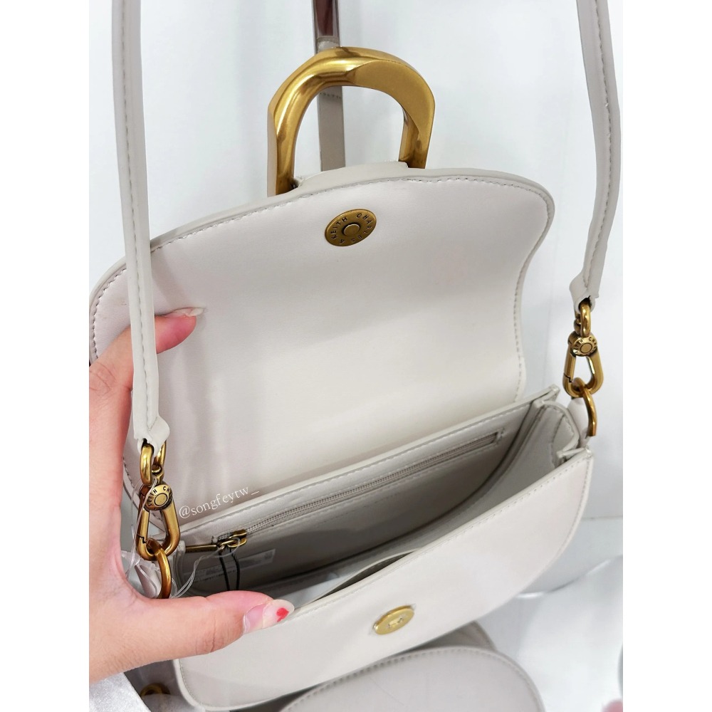 美國代購🇺🇸台灣現貨 CHARLES & KEITH｜小CK 小馬鞍包-細節圖4