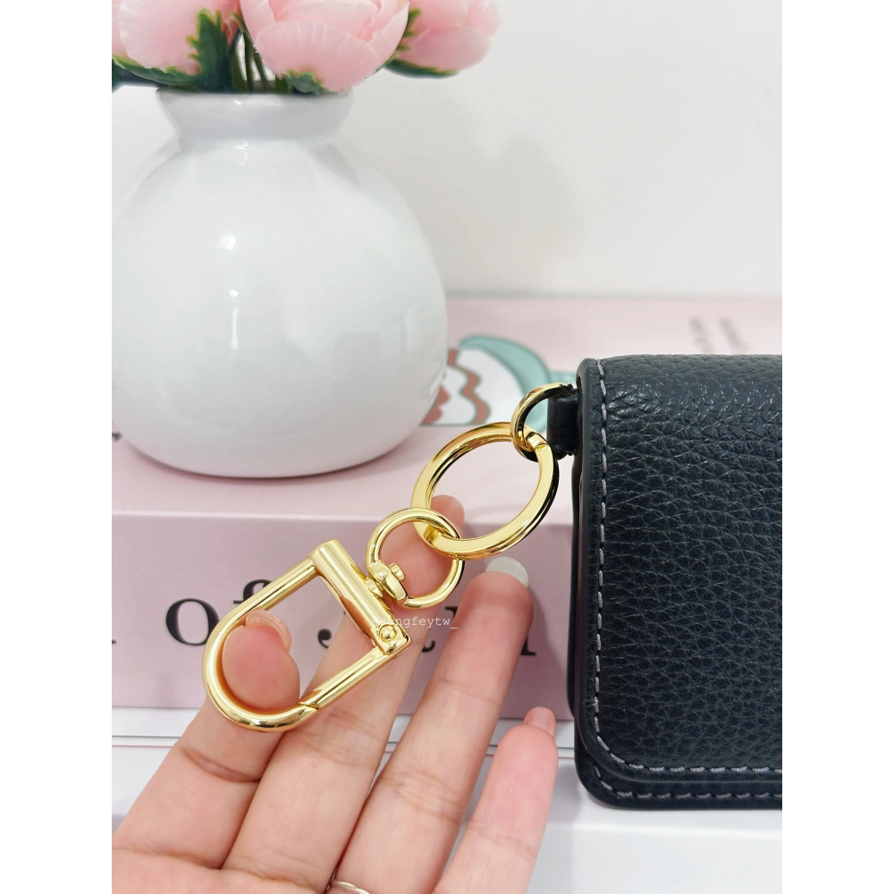 美國代購🇺🇸台灣現貨 Tory Burch｜TB 浮雕 信封卡包 鑰匙圈 零錢包-細節圖4