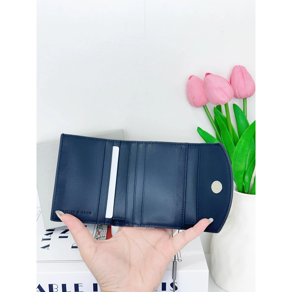 美國代購🇺🇸台灣現貨 CHARLES & KEITH｜小CK 三折短夾 禮盒-細節圖2
