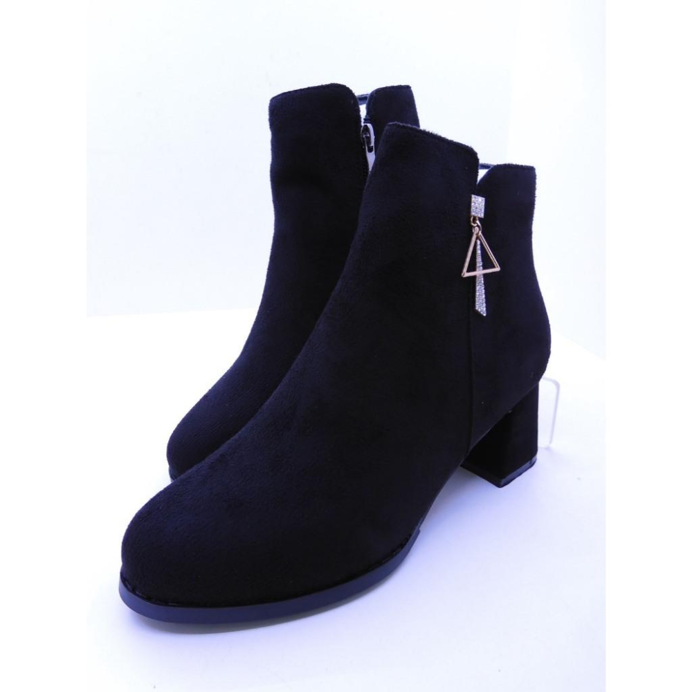 [ 樂比鞋坊 ] 毛絨絨短靴 女款短靴 質感裝飾扣 增高8公分 穩固方頭鞋根  止滑鞋底 耐磨鞋底-細節圖2