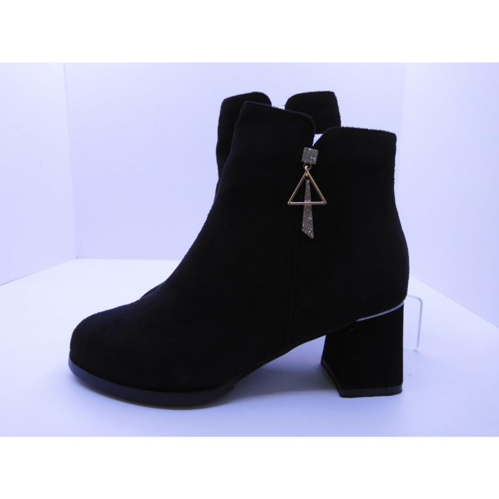 [ 樂比鞋坊 ] 毛絨絨短靴 女款短靴 質感裝飾扣 增高8公分 穩固方頭鞋根  止滑鞋底 耐磨鞋底-細節圖4