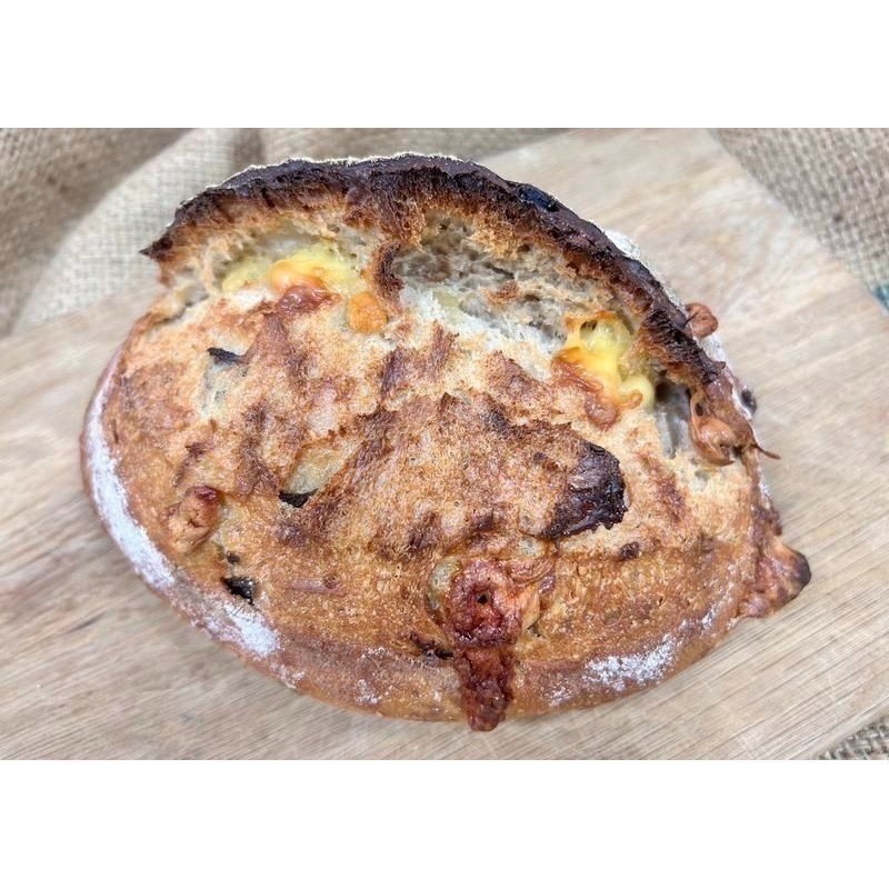 【限定12月28日寄出】【阿段烘焙】窯烤剝皮辣椒艾登乳酪斯貝爾特麵包（ 重約500g，奶素）-細節圖2