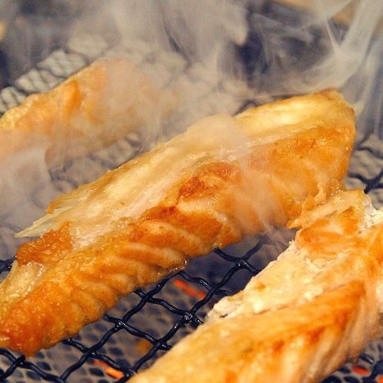 【極海鮮八號鋪】智利鮭魚腹鰭500g±10%-包（約16條）、可以烤/乾煎/氣炸/燒烤露營烤肉好幫手-細節圖5