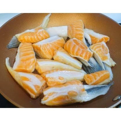 【極海鮮八號鋪】鮮嫩鮭魚腹條-500±10%/包-口感是軟嫩，椒鹽香煎、燒烤BBQ，淋上檸檬風味更佳!!-細節圖2