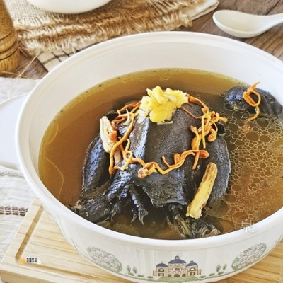 【極海鮮八號鋪】黃金蟲草干貝烏骨雞2200g/包 🌼黃金蟲草，搭配鮮味干貝 🦪 佐以當歸 🌿紅棗等溫潤食材-細節圖3