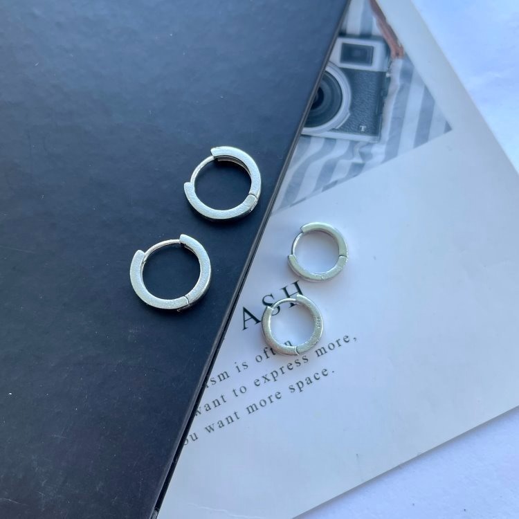 耳環 針式耳環 男生耳環 耳扣 耳圈 易扣耳環 易扣式耳環 簡約細絲圓扣 台灣現貨  ＊花漾美人＊嚴選-細節圖2