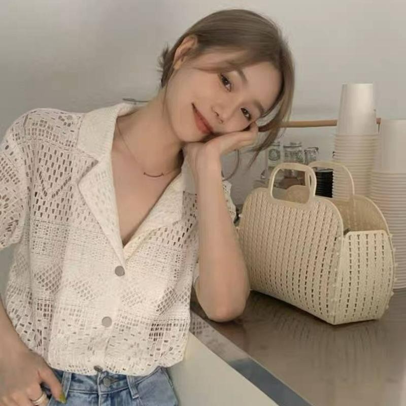 【 B1070】率性女孩鏤空襯衫 短版上衣 襯衫 排扣上衣 寬鬆上衣 翻領上衣 夏天上衣-細節圖4