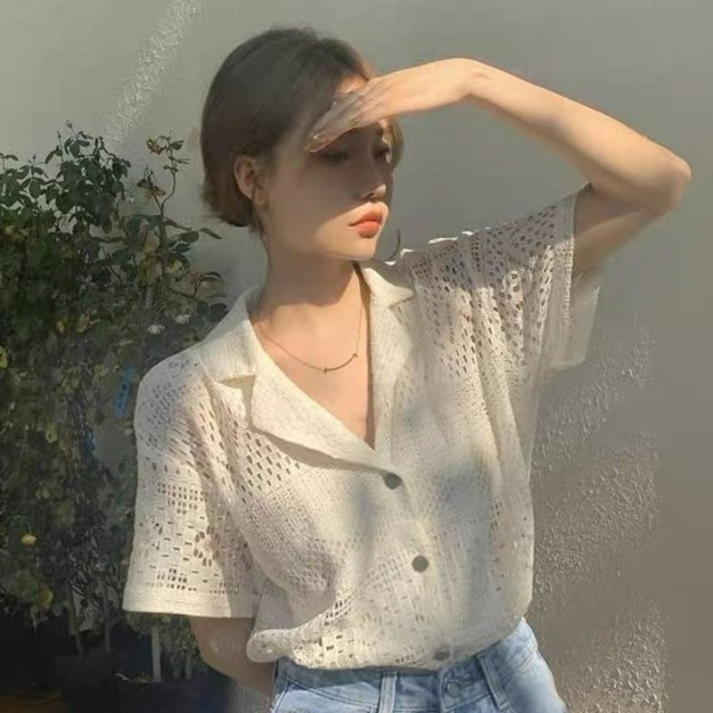 【 B1070】率性女孩鏤空襯衫 短版上衣 襯衫 排扣上衣 寬鬆上衣 翻領上衣 夏天上衣-細節圖5