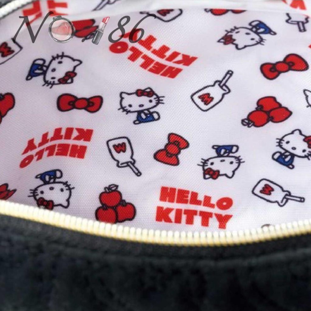 袋我走【HELLO KITTY 黑色化妝包+蘋果吊飾兩件組】-細節圖4