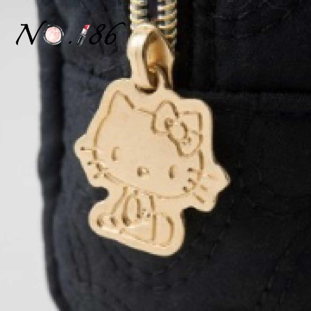袋我走【HELLO KITTY 黑色化妝包+蘋果吊飾兩件組】-細節圖6