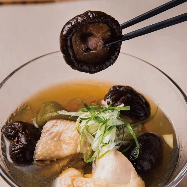 【鄉菇香 親好屋】有機鈕扣菇 台灣在地頂級香菇 300克大包裝 Q彈多汁 料理必備 台中新社 呂健旭 有機冬菇 年節送禮-細節圖3