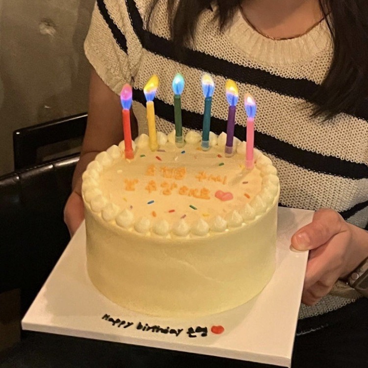 氣球派對多🎉12支 彩色火焰蠟燭 彩色蠟燭 蛋糕 生日蠟燭 週歲佈置 蛋糕蠟燭 慶生蠟燭 創意蠟燭 蠟燭 造型蠟燭-細節圖3