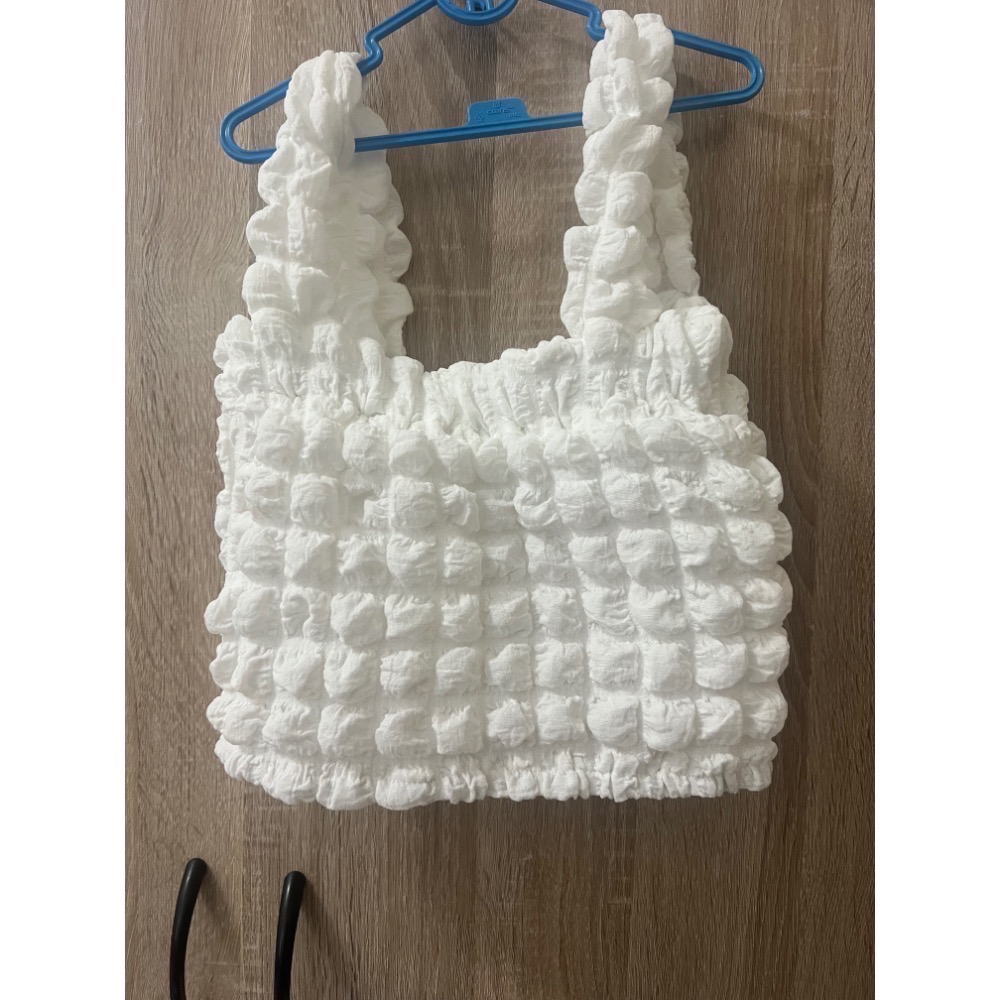 4.白色雲朵短版背心