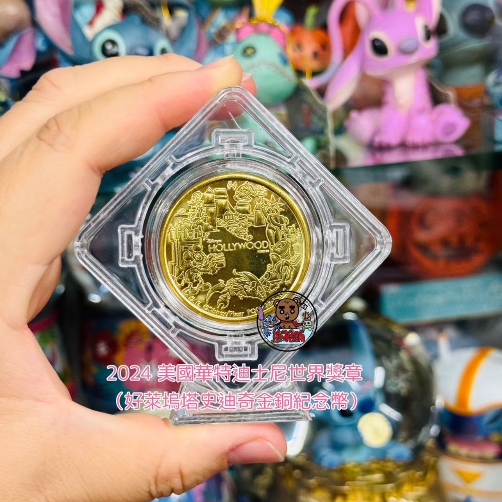 好萊塢塔【美國直送附贈旋轉展示盒】2024 美國迪士尼樂園限定 金銅 世界獎章 史迪奇 星際寶貝 紀念幣 雙面 金幣-細節圖2