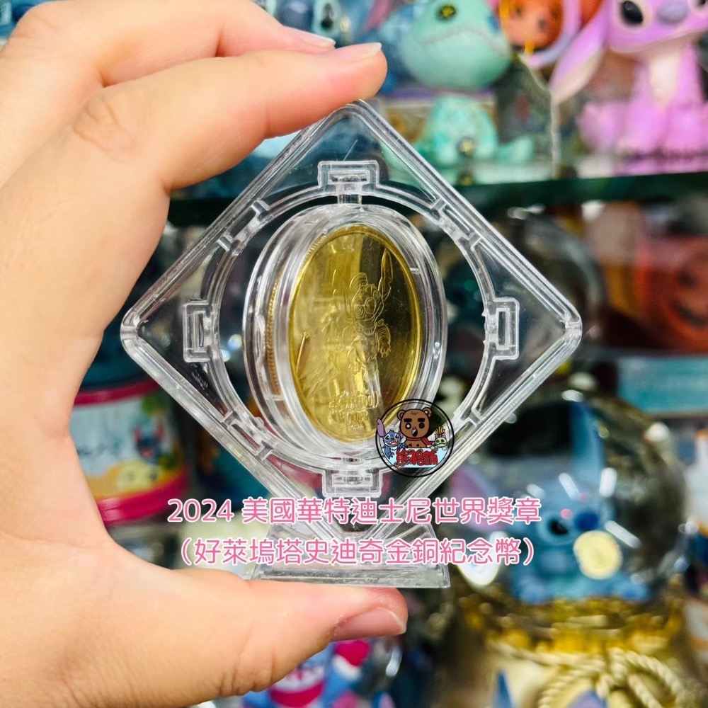 好萊塢塔【美國直送附贈旋轉展示盒】2024 美國迪士尼樂園限定 金銅 世界獎章 史迪奇 星際寶貝 紀念幣 雙面 金幣-細節圖3