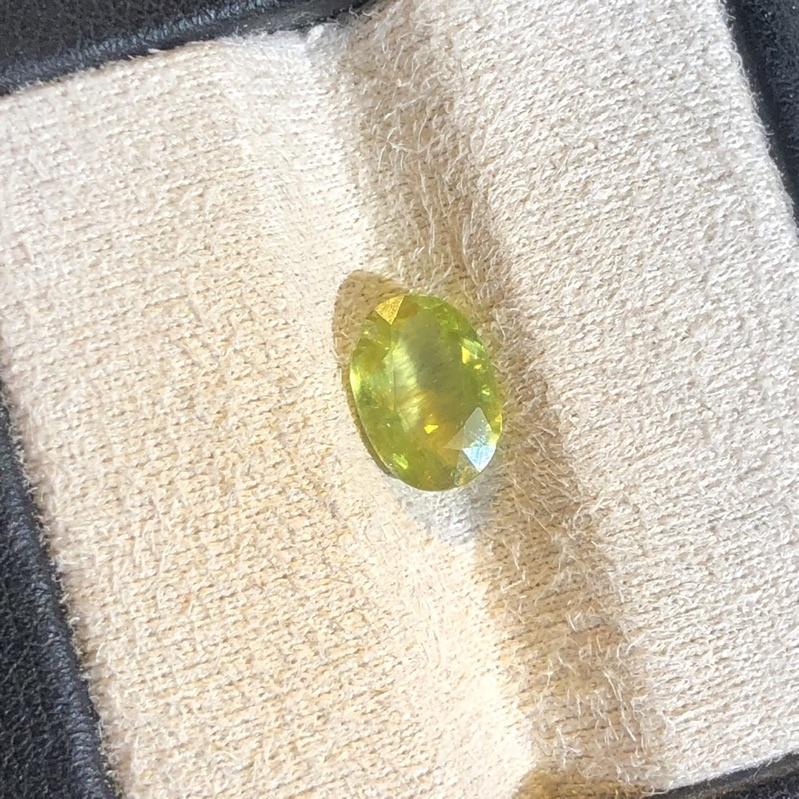 【艾爾莎寶石】1.4ct 高淨度 強七彩炫光! 色散超越鑽石! 極品黃綠色！天然無燒榍石Sphene 陽光下七彩炫光-細節圖2