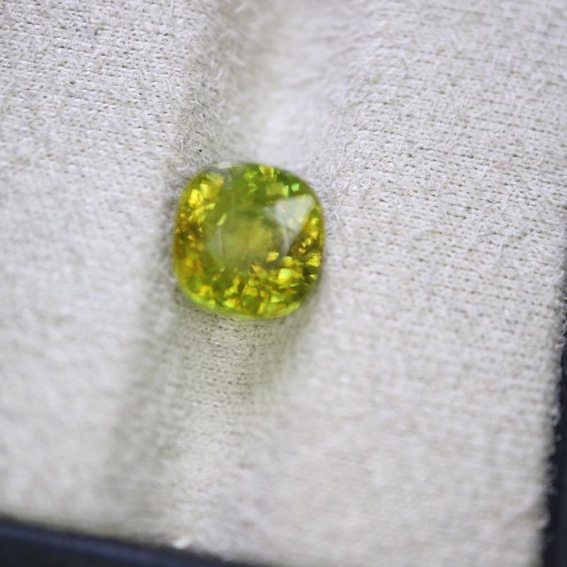 【艾爾莎寶石+】3.1ct 色散超越鑽石！天然無燒榍石Sphene 陽光下七彩炫光 925銀鍍厚黃K色公主風氣質美戒活圍-細節圖4