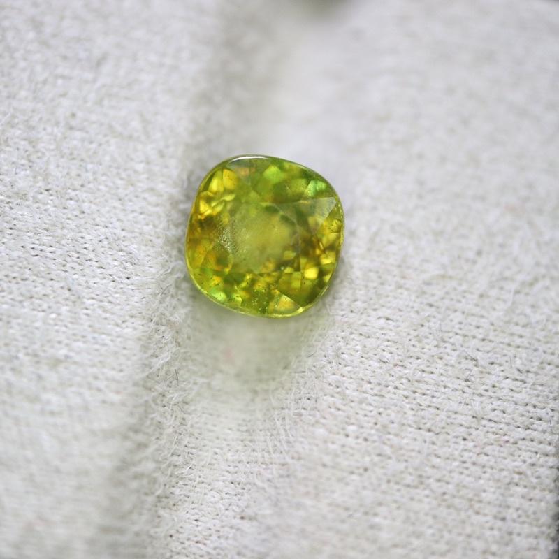 【艾爾莎寶石+】3.1ct 色散超越鑽石！天然無燒榍石Sphene 陽光下七彩炫光 925銀鍍厚黃K色公主風氣質美戒活圍-細節圖5