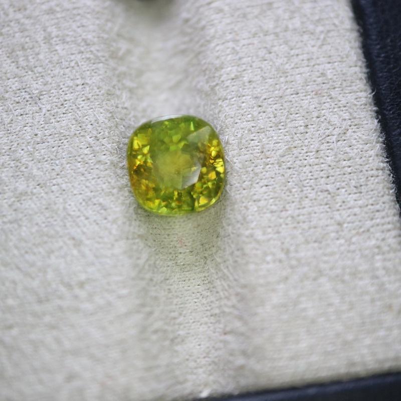 【艾爾莎寶石+】3.1ct 色散超越鑽石！天然無燒榍石Sphene 陽光下七彩炫光 925銀鍍厚黃K色公主風氣質美戒活圍-細節圖6