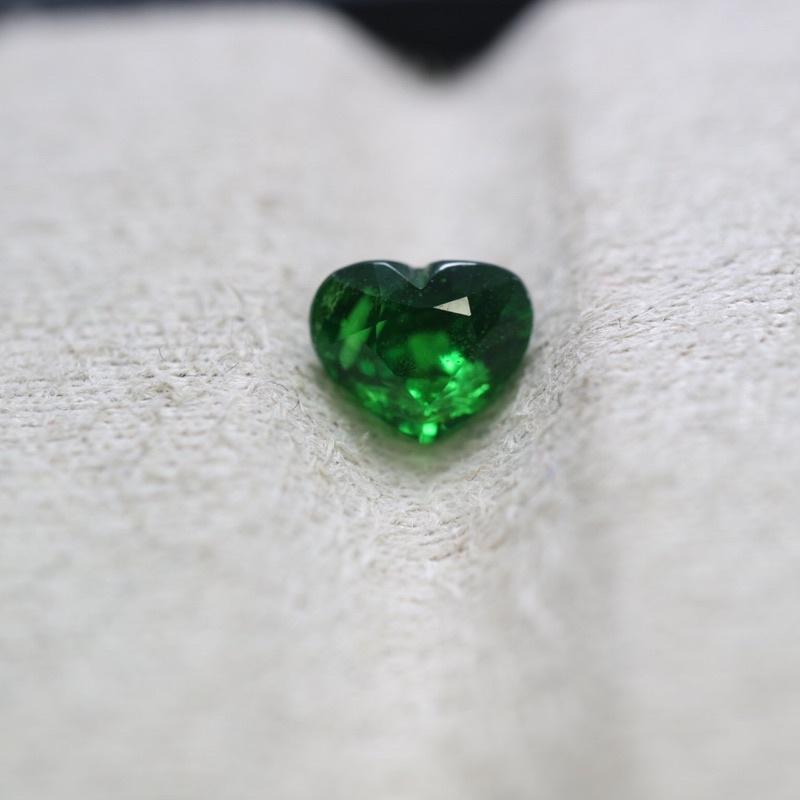 【艾爾莎寶石】0.98ct 綠螢光！Vivid Green！天然無燒沙弗萊 Tsavorite-細節圖2