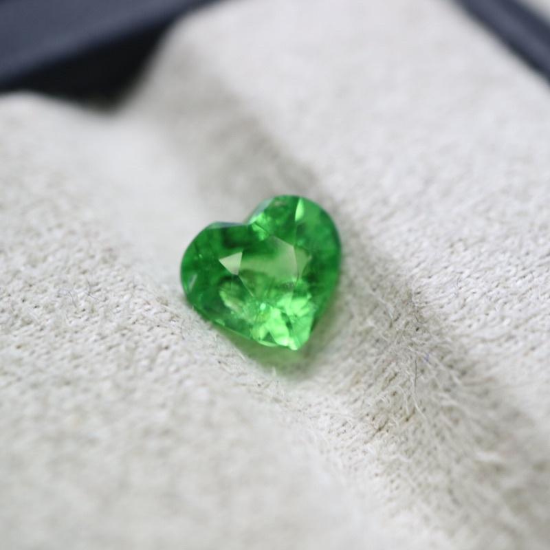 【艾爾莎寶石】1.02ct 綠螢光！閃亮小愛心！天然無燒沙弗萊 Tsavorite-細節圖2