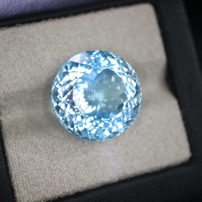 【艾爾莎寶石】26.9ct 頂級淨度IF！罕見正圓！純淨藍！天然瑞士藍拓帕石Swiss Blue Topaz-細節圖2