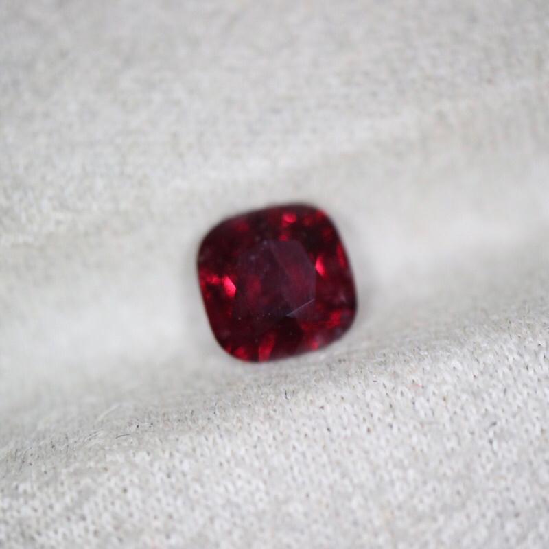 【艾爾莎寶石】【附證】1.01ct Vivid Red！天然無燒緬甸 紅寶尖晶石Spinel 濃郁艷紅色 火光超強-細節圖2