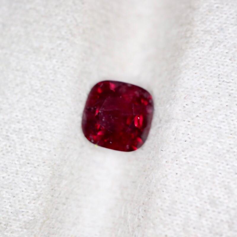 【艾爾莎寶石】【附證】1.01ct Vivid Red！天然無燒緬甸 紅寶尖晶石Spinel 濃郁艷紅色 火光超強-細節圖3