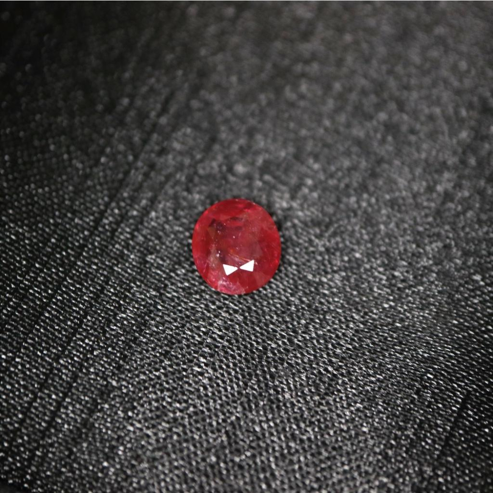 【艾爾莎寶石】【附證】1.23ct 有夠紅！天然無燒紅寶石 Ruby 強螢光反應!-細節圖2