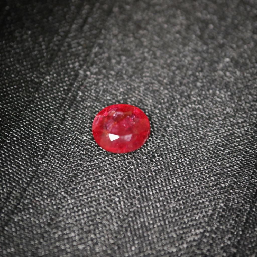 【艾爾莎寶石】【附證】1.23ct 有夠紅！天然無燒紅寶石 Ruby 強螢光反應!-細節圖3