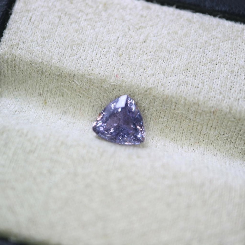 【艾爾莎寶石】1.2ct 高淨度火光強！罕見紫羅蘭色盾牌！天然無燒非洲 Fancy Sapphire-細節圖2