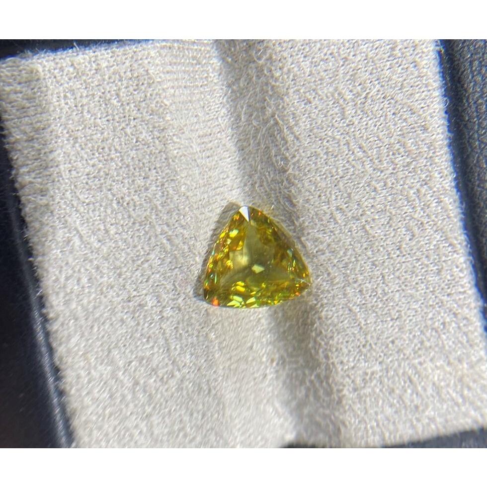 【艾爾莎寶石】1.89ct 超高淨度! 色散超越鑽石! 極品黃綠色！天然無燒榍石Sphene 陽光下七彩炫光-細節圖2