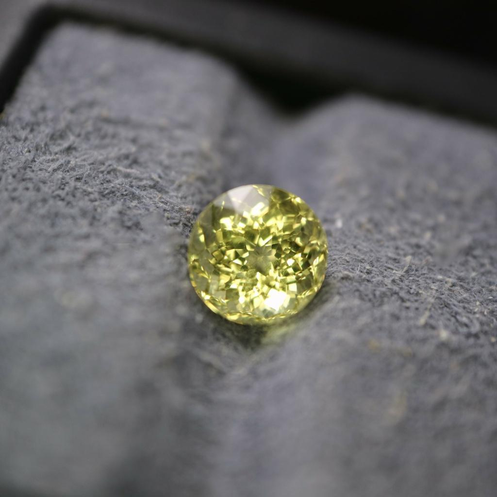 【艾爾莎寶石】2.43ct 超美! 罕見正圓亮黃！火光爆閃！天然無燒磷灰石 Apatite-細節圖2