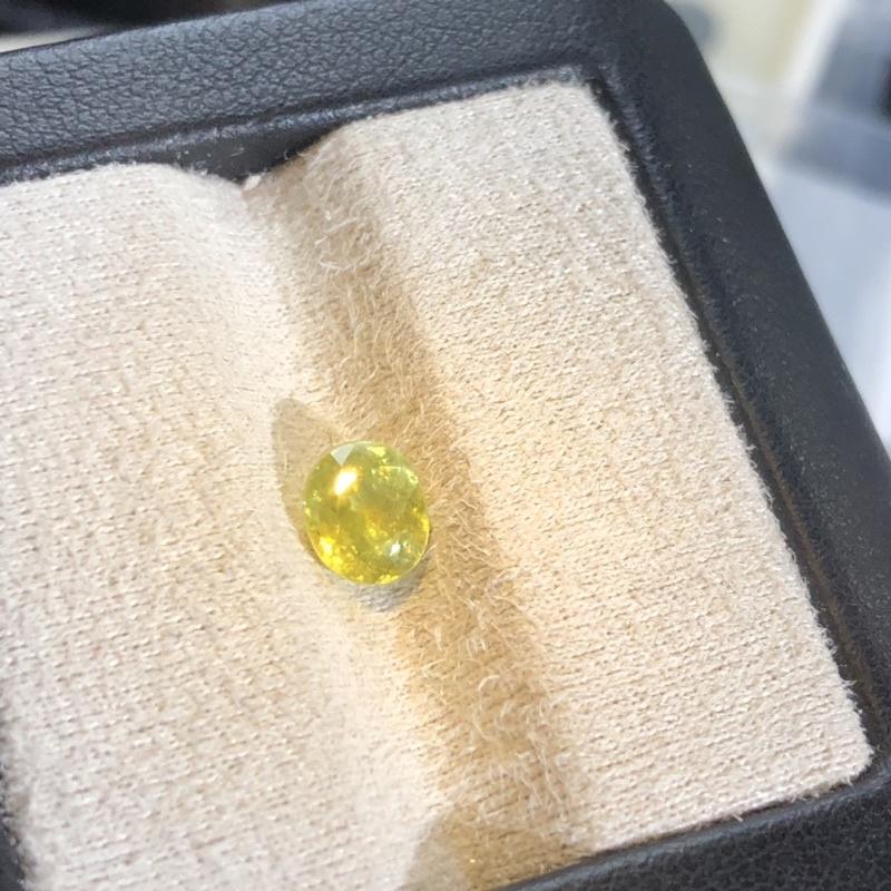 【艾爾莎寶石】1.1ct 高淨度 強七彩炫光! 色散超越鑽石! 極品黃綠色！天然無燒榍石Sphene 陽光下七彩炫光-細節圖2