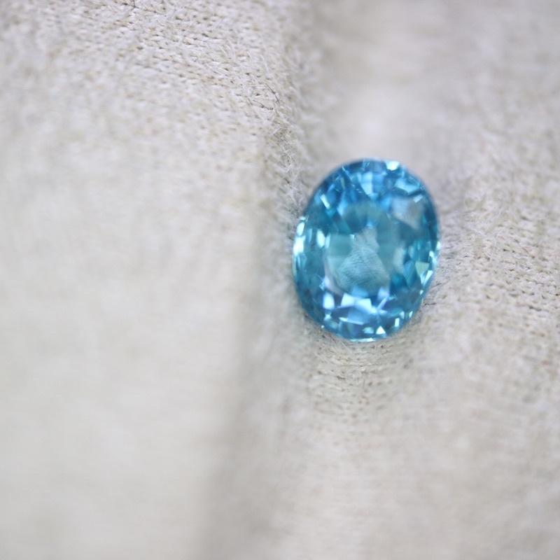 【艾爾莎寶石】2.18ct 頂級淨度IF！閃亮霓虹藍！天然風信子石 Zircon 925銀鍍厚白K 超華麗美戒活圍-細節圖5