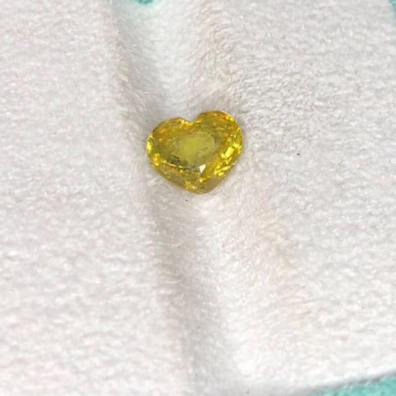 【艾爾莎寶石】3ct 天然無燒榍石 閃亮黃綠色！色散超越鑽石！Sphene 陽光下七彩炫光-細節圖2