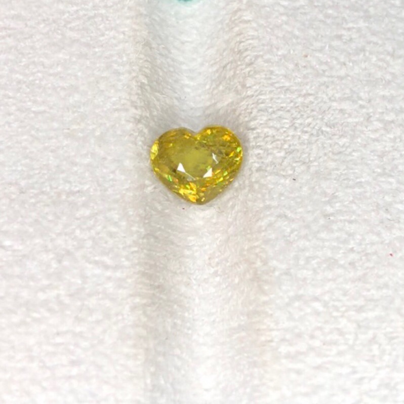 【艾爾莎寶石】3ct 天然無燒榍石 閃亮黃綠色！色散超越鑽石！Sphene 陽光下七彩炫光-細節圖3