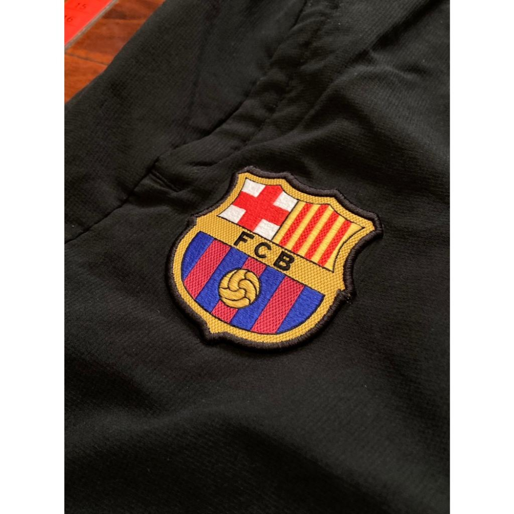 (瑕疵) NIKE 西甲足球 巴塞隆納 電繡 熱身長褲 M (訓練 練習 棒壘 棒球 刺繡 慢跑 足球 鬆緊 運動)-細節圖3