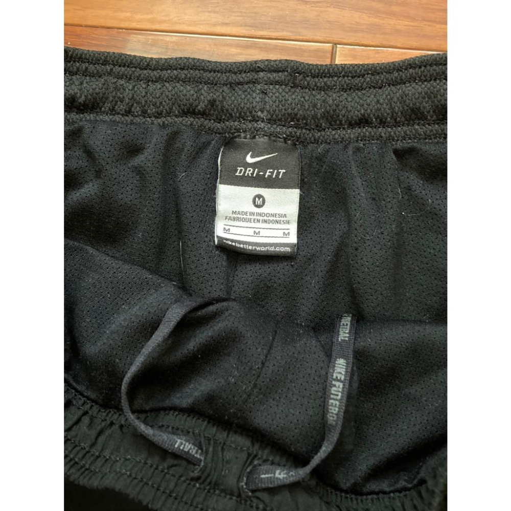 (瑕疵) NIKE 西甲足球 巴塞隆納 電繡 熱身長褲 M (訓練 練習 棒壘 棒球 刺繡 慢跑 足球 鬆緊 運動)-細節圖5