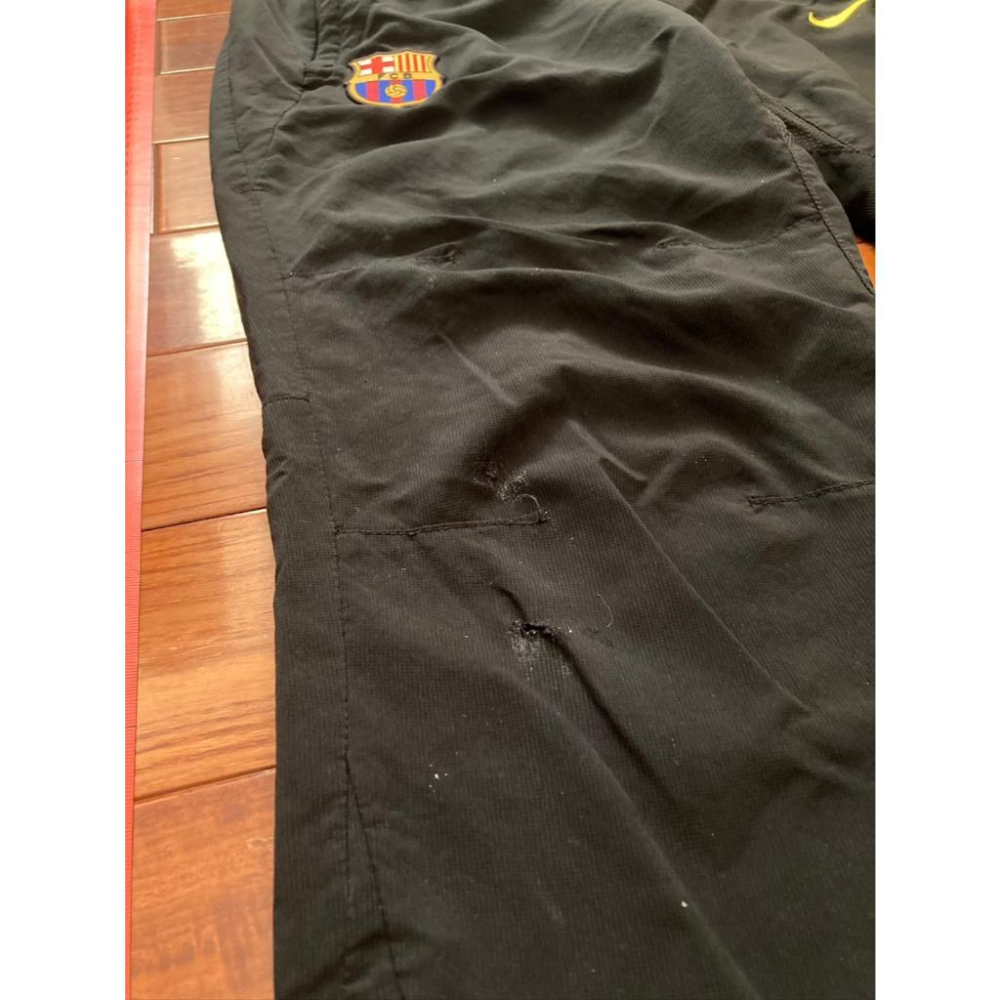 (瑕疵) NIKE 西甲足球 巴塞隆納 電繡 熱身長褲 M (訓練 練習 棒壘 棒球 刺繡 慢跑 足球 鬆緊 運動)-細節圖9