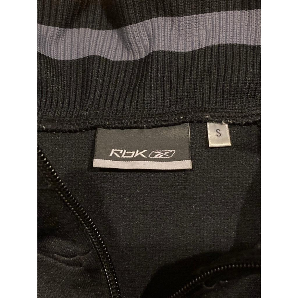 Reebok 黑+灰 運動外套/夾克 小尺寸S (風衣 防風 防曬 透氣 路跑 熱身 棒壘 足球 慢跑 籃球 銳步)-細節圖4
