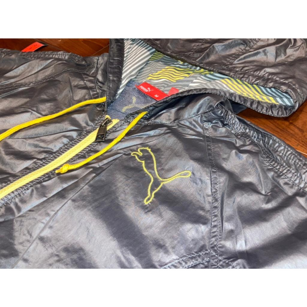PUMA 電繡 銀灰色 連帽 運動外套/夾克 M (風衣 防風 防曬 透氣 路跑 熱身)-細節圖2